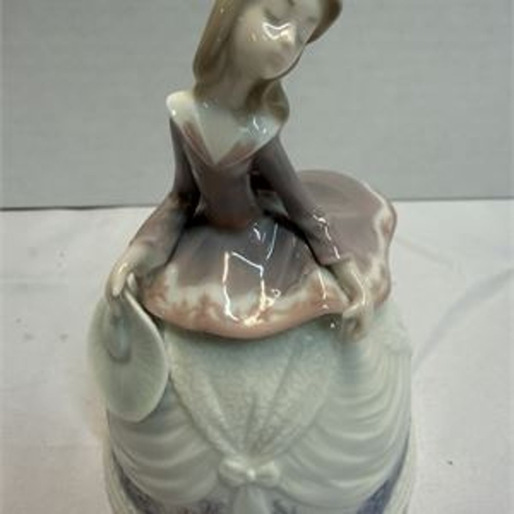 Lladro 5955 Sounds of Fall Bell Retired Porcelain Figurine Spain Polope